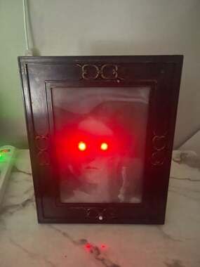 Gemmy Animated Lenticular Portrait Halloween Decor Red Eyes Light Up